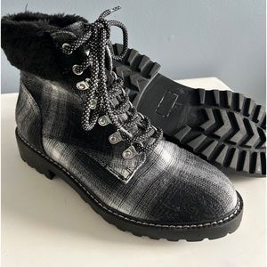 NWOT Womens small Flannel Lace Up Hiking Boots PSize 8M Fur